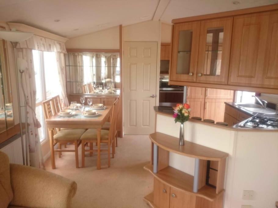 2 Bedroom Static Caravan On Quiet Park Near & Snowdonia Holiday home *