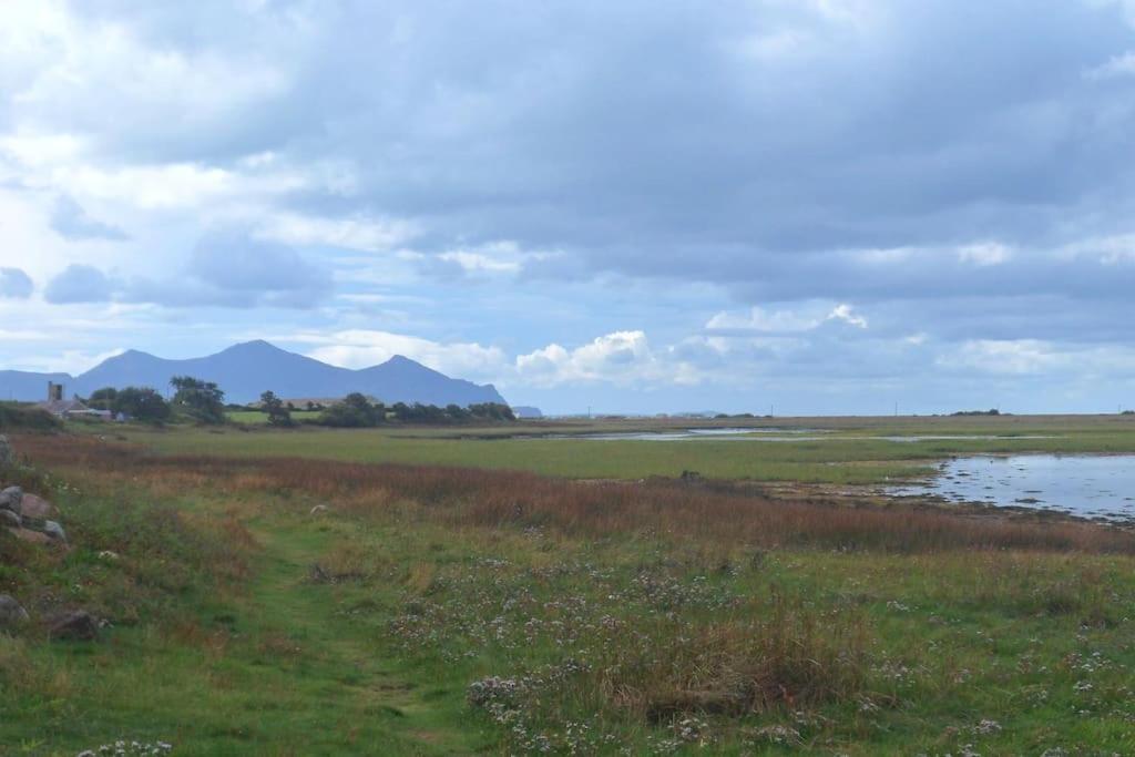2 Bedroom Static Caravan On Quiet Park Near & Snowdonia Holiday home *