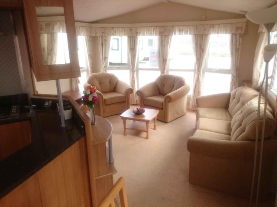 2 Bedroom Static Caravan On Quiet Park Near & Snowdonia Holiday home *