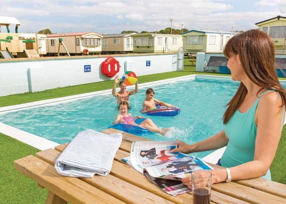Holiday home 2 Bedroom Static Caravan On Quiet Park Near & Snowdonia